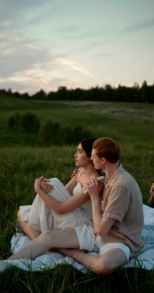 有关人,坐,垂直视频的免费素材视频