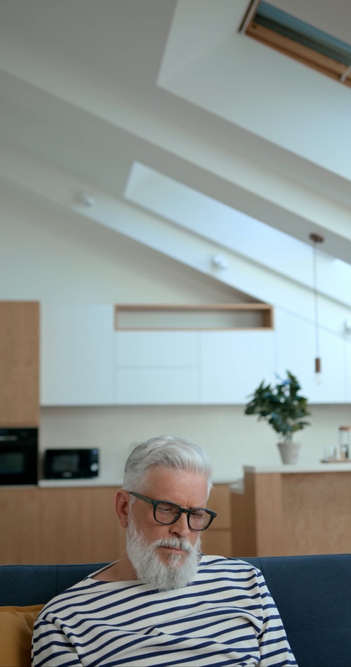 有关人,坐,垂直拍摄的免费素材视频