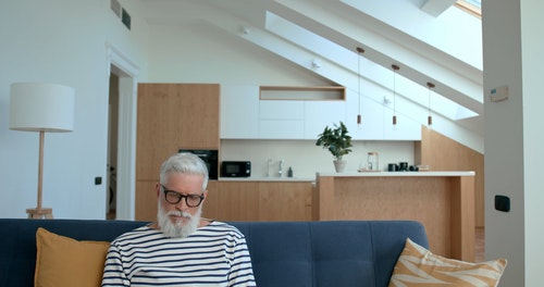 有关人,坐,客厅的免费素材视频