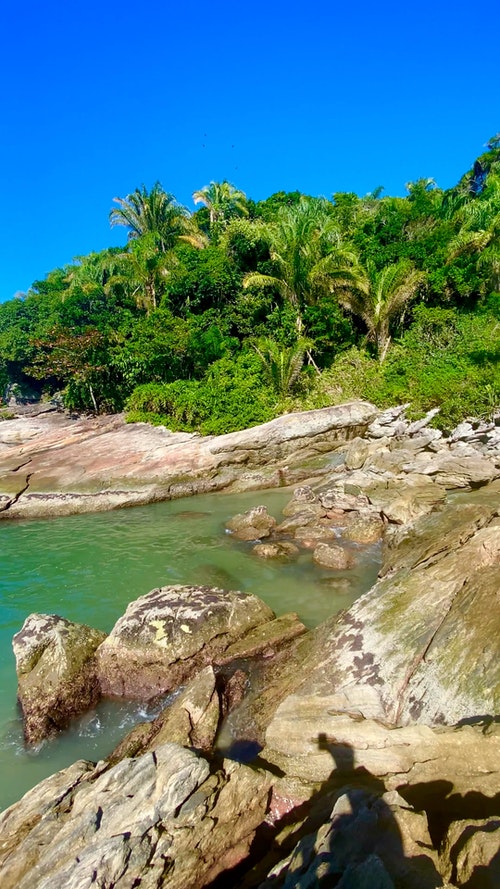 有关垂直拍摄,岩层,岸边的免费素材视频