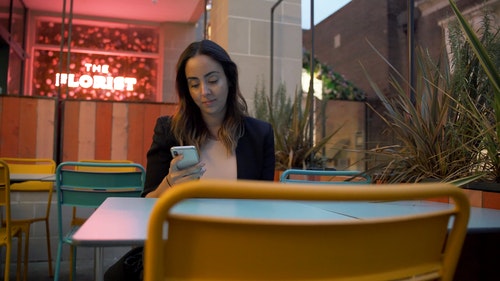 有关坐,女人,室内的免费素材视频