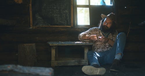 有关人,坐,室内的免费素材视频